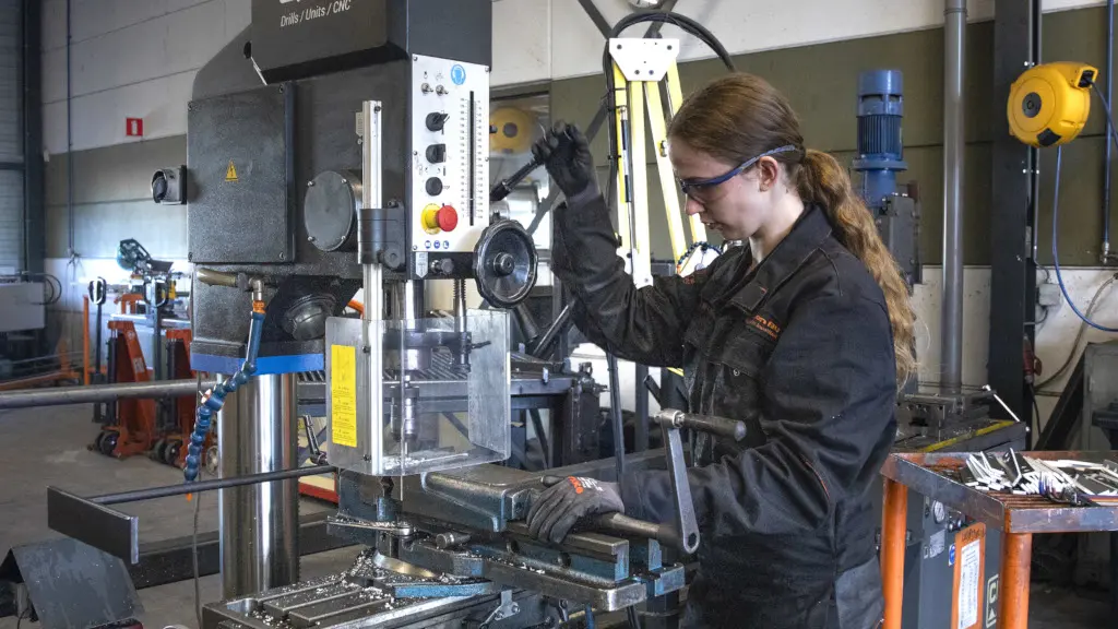 Een medewerker van Python boort gaten in stalen onderdelen.