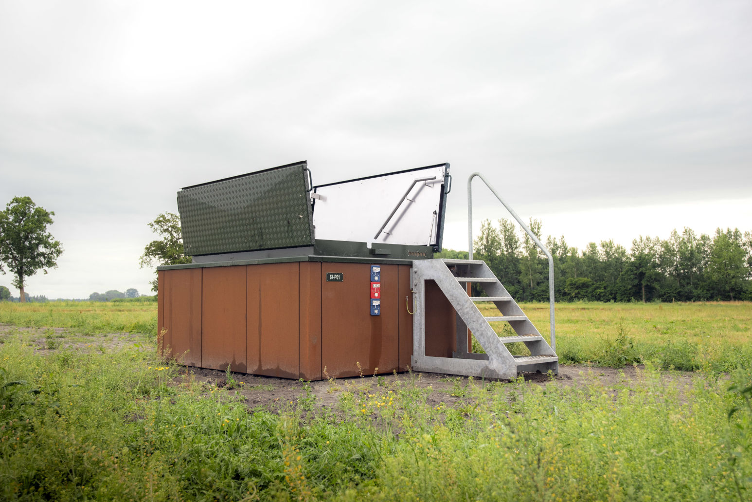 Drinkwaterput Espelo met aluminium luiken, cortenstalen bekleding en thermisch verzinkte trap.