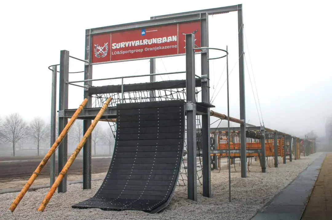 De voorzijde van een survivalbaan van staal en hardhout voor defensie.