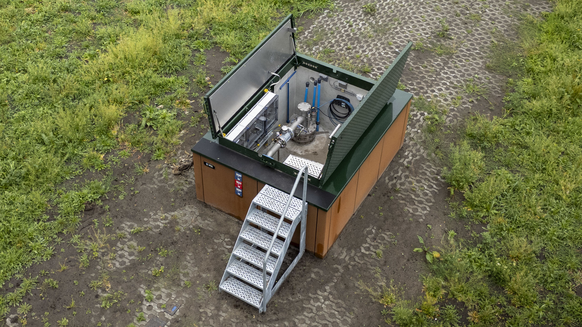 Luchtfoto met geopende drinkwaterput Espelo