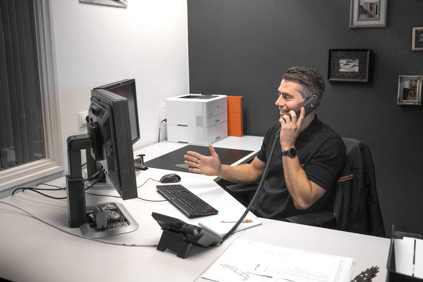 Medewerker van Python spreekt klant uit maakindustrie