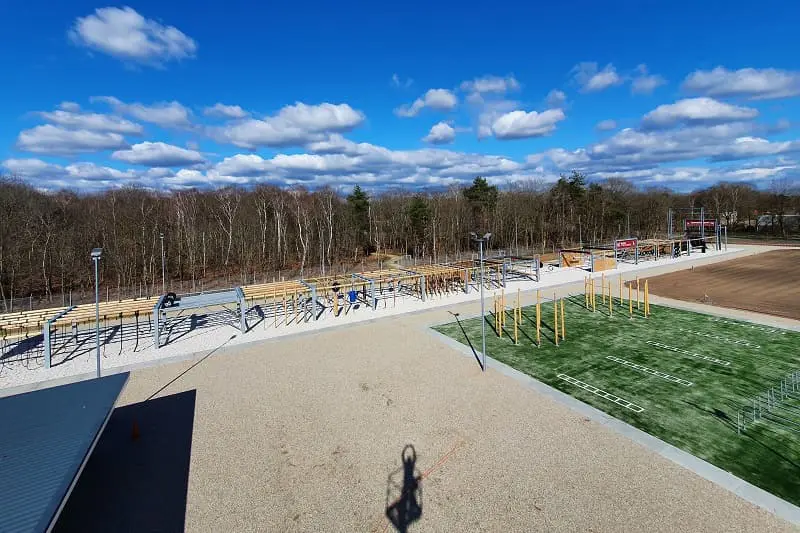 Overzicht survivalrunbaan van staal en hardhout op een oefenterrein van defensie.