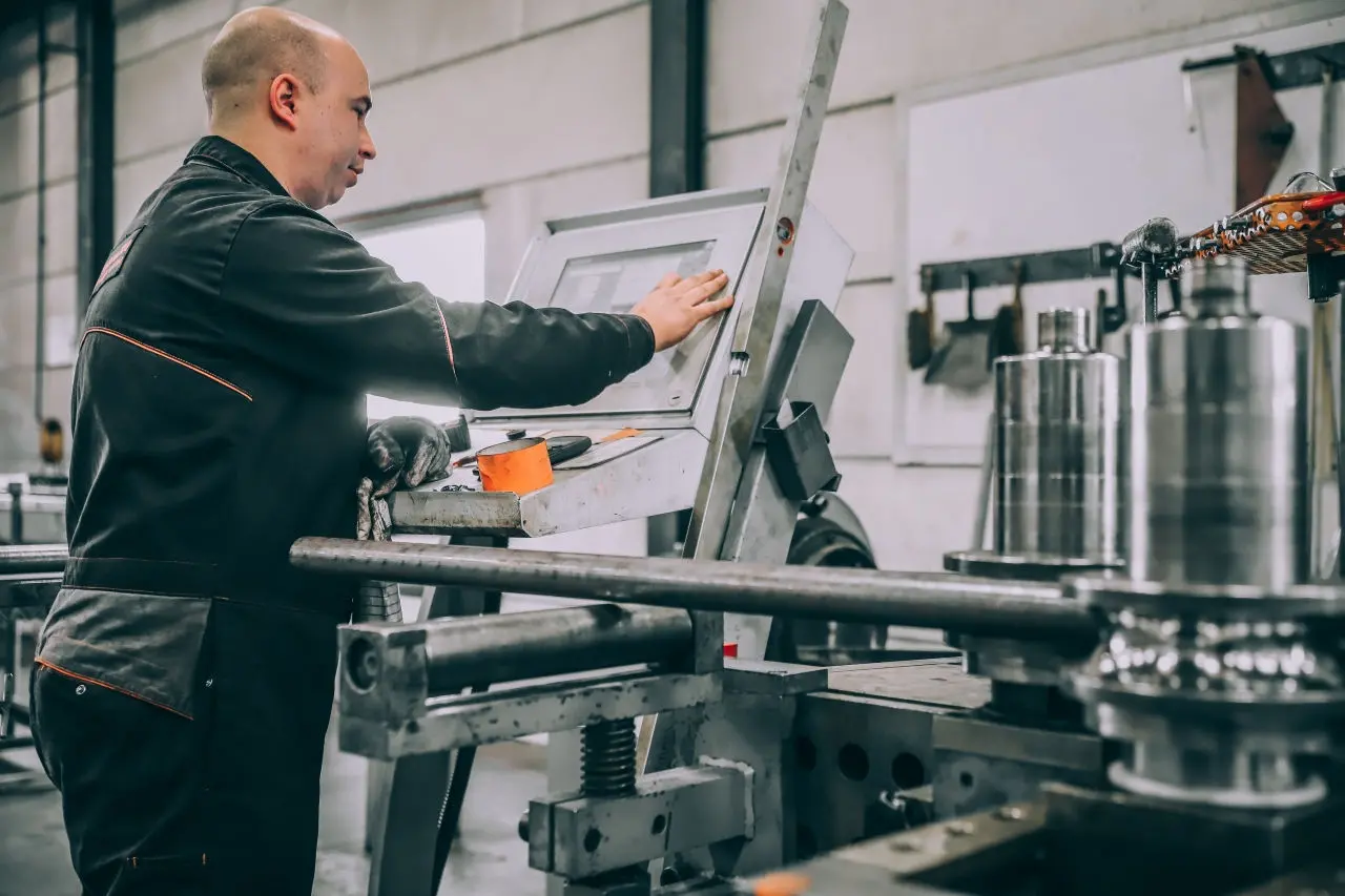 Medewerker van Python voert walswerk uit met profielwals.